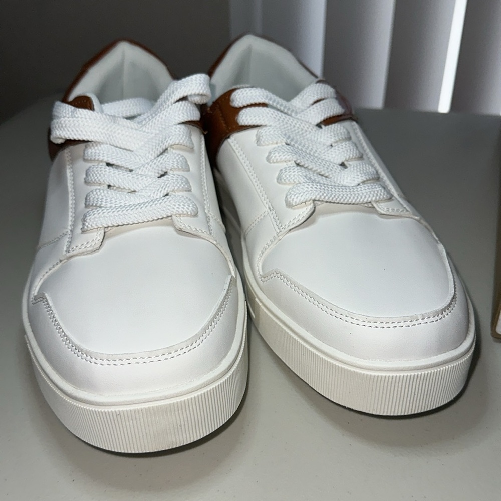 STEVE MADDEN GILLMORE WHITE MULTI NEW, size 13, very comfy, last one!